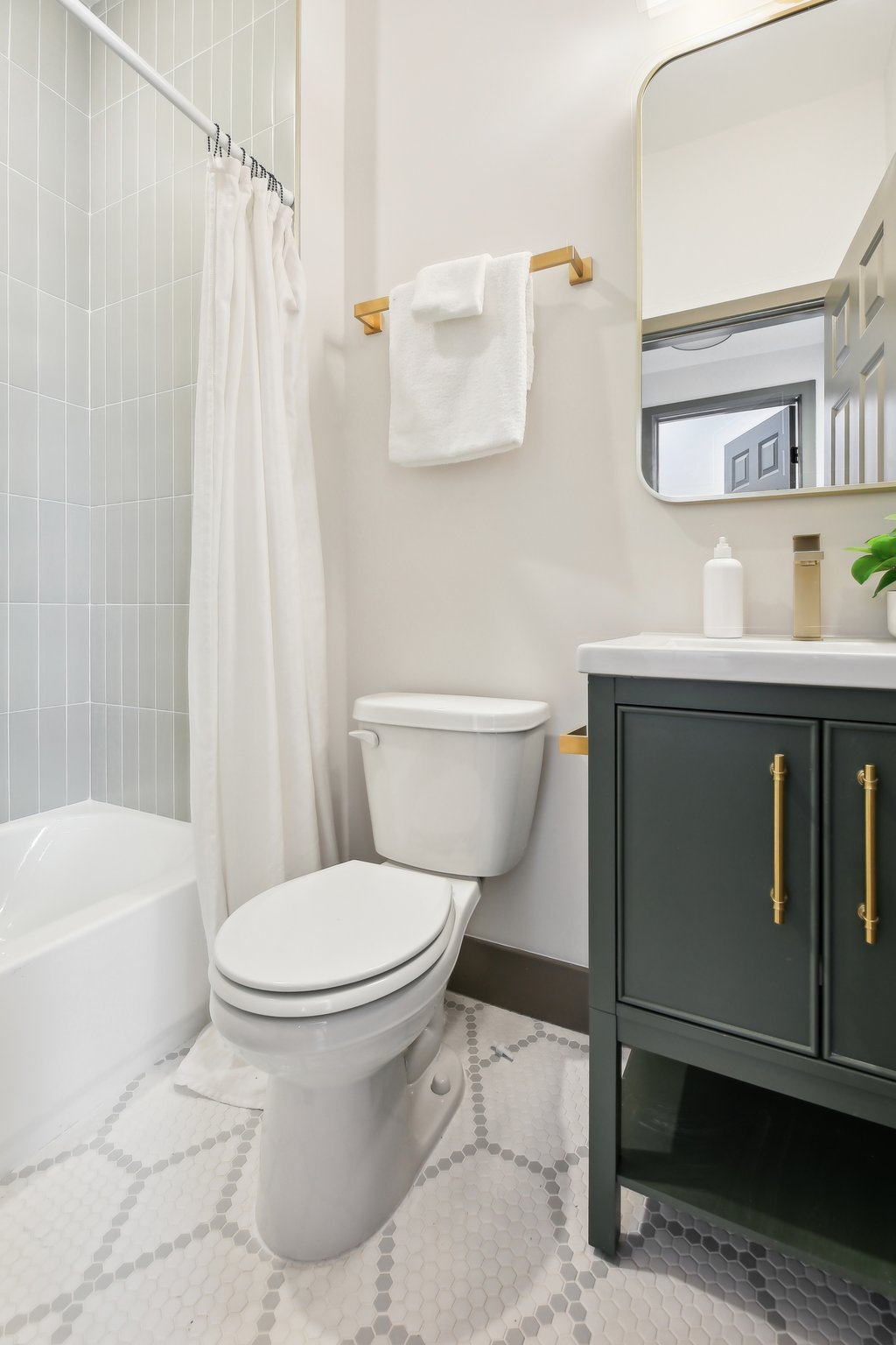 Small City Vibes - Potomac Entire Home